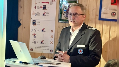 Vorstand Jürgen Lober der Wasserwacht Wiesau begrüßt die Teilnehmer bei der Jahreshauptversammlung  (Bild: Matthias Kunz)