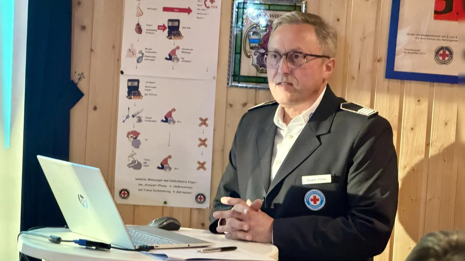 Vorstand Jürgen Lober der Wasserwacht Wiesau begrüßt die Teilnehmer bei der Jahreshauptversammlung  (Bild: Matthias Kunz)