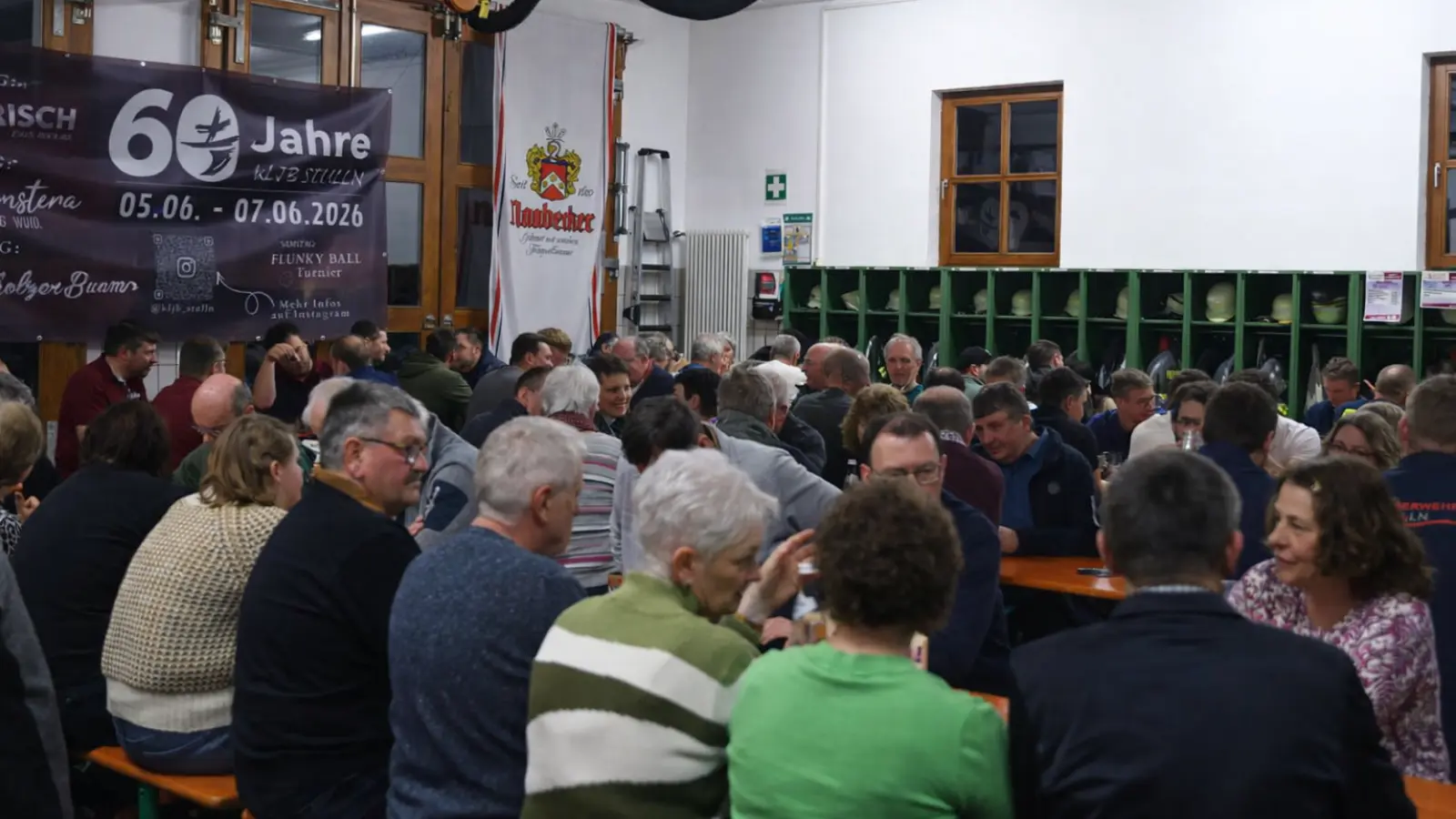 Ausgelassene Stimmung beim Starkbierfest der FF Stulln. (Bild: Ela Bierler)