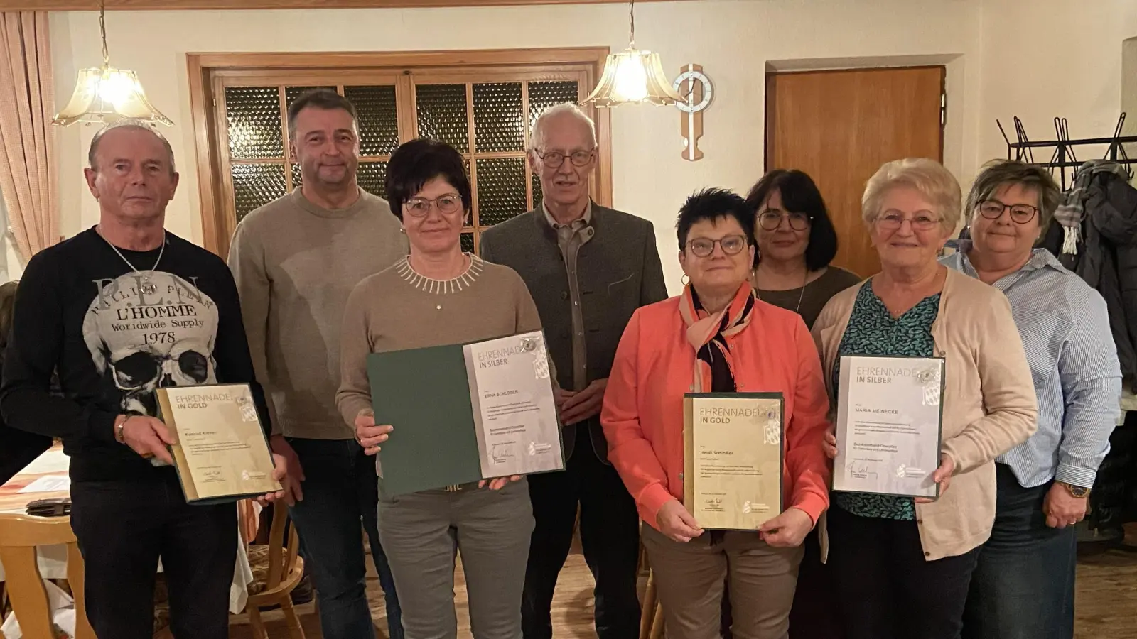 Die vier Geehrten mit Marktrat Hr. Linek, stellvertr. Kreisvorsitzender Hr. Lurbiecki und die beiden Vorsitzenden des Gartenbauvereins Saltendorf. (Bild: Lydia Kalb)