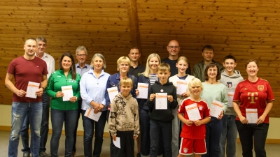 Die anwesenden Teilnehmer freuten sich über ihre Urkunden, den Kindern spendierte der Verein zusätzlich Ehrenabzeichen, welche von 1. Vorsitzenden Roman Kastl (hinten links) übergeben wurden (Bild: Lena Waldmann)