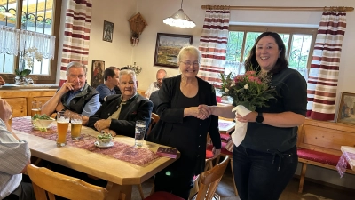 Frau Birgit Plössner, Leiterin der Touristinformation und des Museumsquartiers, bedankt sich bei Marianne Stangl (links) , für ihre Arbeit als Autorin und Regisseurin der Spielszenen der Historischen Führungen.  (Bild: Janka Hannemann-Mathes (MTT))