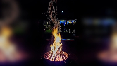 Das Lagerfeuer war der Dreh- und Angelpunkt. Die Gemeinschaft Sankt Georg Rosenberg trifft sich zum Krippenweg (Bild: Brigitte Schöner)