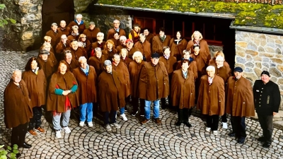 Reisegruppe der Katholischen Pfarreiengemeinschaft Kemnath/Kastl/Waldeck vor dem Eingang der Feengrotten in Saalfeld. (Bild: Martina Memmel)