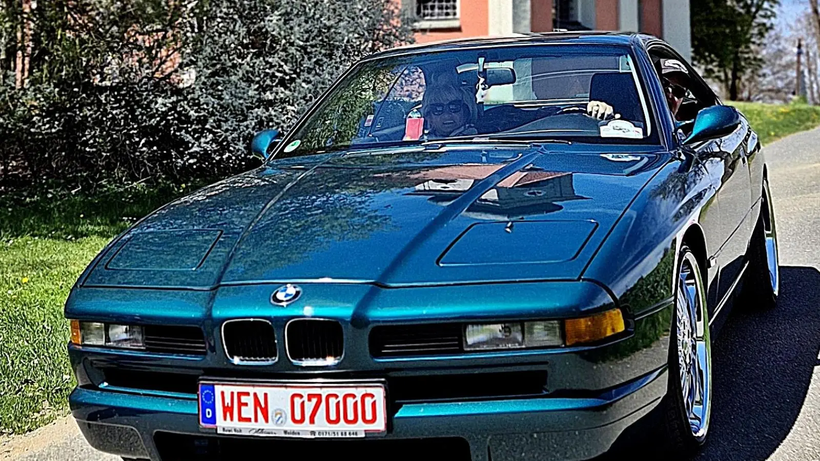 Zu einem Erinnerungsbild stellten sich die Oldtimerfreunde mit ihren Fahrzeugen an der St. Quirinkirche auf.  (Bild: Reinhard Kreuzer)