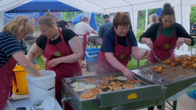 Eine große Warteschleife gab es beim Hollerküchlfest wo es die gold-braunen, frischen Hollerkücheln gab. (Bild: Fred Lehner)