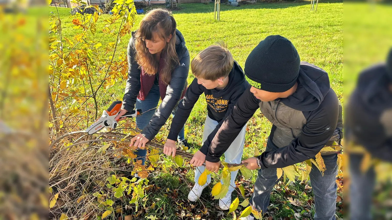 Schüler der Realschule im Stiftland beim Ausprobieren der neuen Astschere (Bild: Julia Lichtinger)