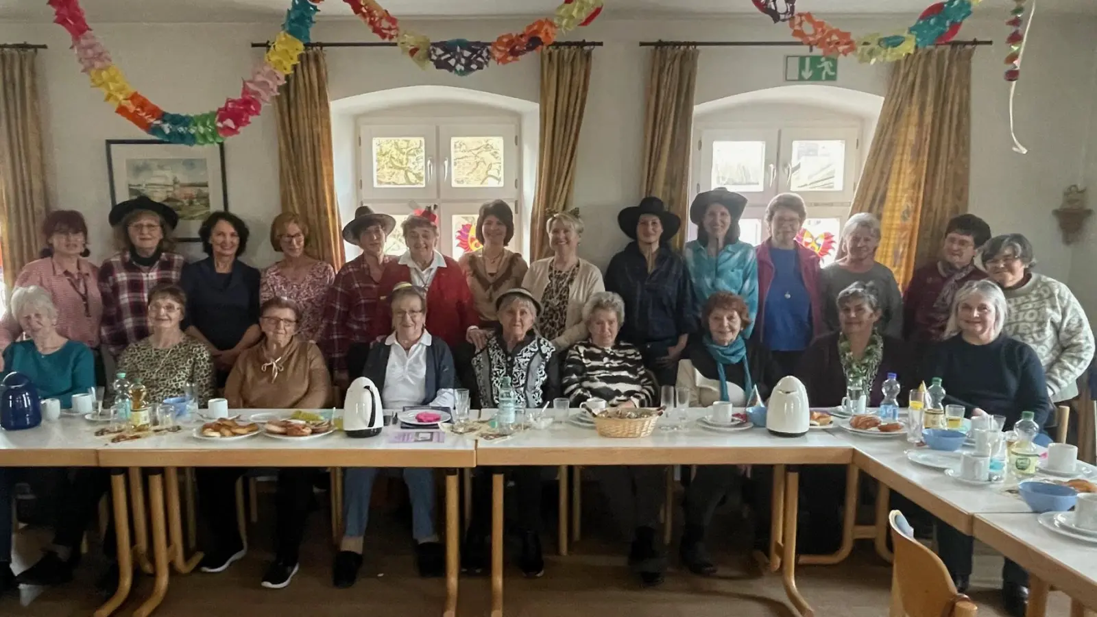 Gruppenfoto beim Faschingskaffeeklatsch (Bild: Inge Wolfrath)