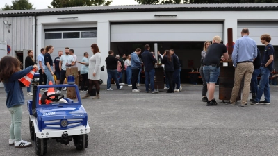 Bei guten Gesprächen tauschen sich verschiedene Generationen über die vergangenen Jahre aus. (Bild: Marina Grasser)