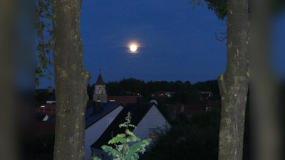 Vollmond über Pfarrkirche (Bild: Walther Hermann)