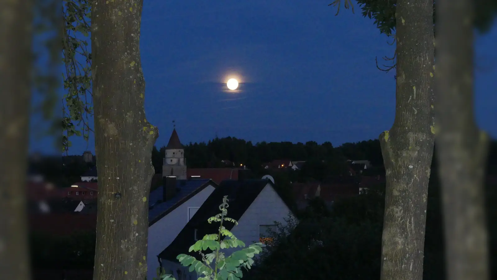 Vollmond über Pfarrkirche (Bild: Walther Hermann)