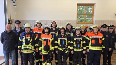 Eine Gruppe der FF Wolfring zusammen mit Bgm. Florian Adam (links) und den Schiedsrichtern. (Bild: Markus Plank)