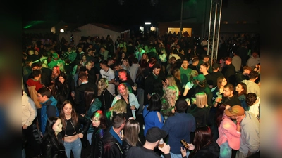 Trotz Dauerregens kamen hunderte Gäste auf die beliebte Beachparty nach Dießfurt. (Bild: Stefan Neidl)