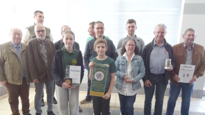 Bezirksvorsitzender Willi Roauer (vorne v.l.) und 2. Bezirks-Vorsitzender Rainer Bauer gratulierten Sophie Fuchs, Emilio Sauer, Barbara Bach, Gerhard Lang, Albert Fürnkäs und weitere Züchter zu ihren Erfolgen. (Bild: Karl Ziegler)