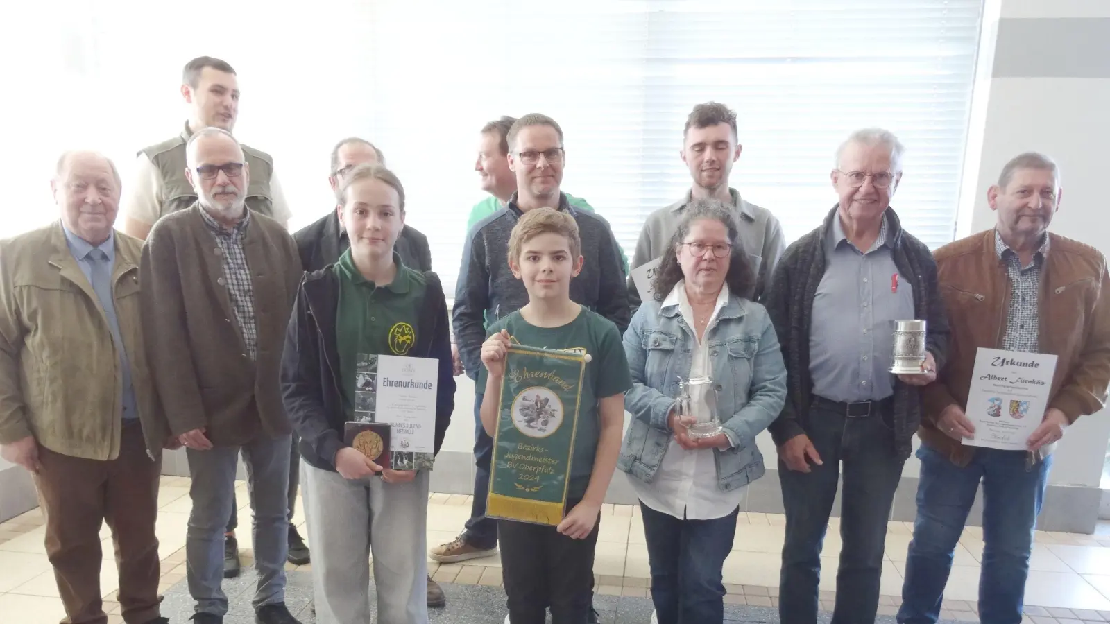 Bezirksvorsitzender Willi Roauer (vorne v.l.) und 2. Bezirks-Vorsitzender Rainer Bauer gratulierten Sophie Fuchs, Emilio Sauer, Barbara Bach, Gerhard Lang, Albert Fürnkäs und weitere Züchter zu ihren Erfolgen. (Bild: Karl Ziegler)