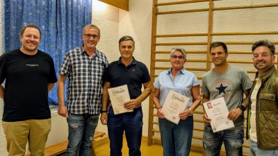 Ehrungen, auf dem Bild v.l.: 2. Vorstand Johannes Busl, 1. Vorstand Konrad Burger, Karl Ebnet (50 Jahre), Renate Kellner (40 Jahre), Dominic Thoma (15 Jahre) (Bild: Georg Lauton)