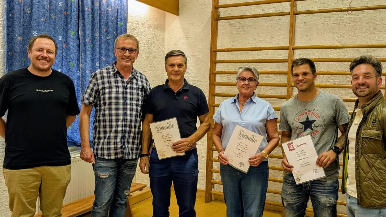 Ehrungen, auf dem Bild v.l.: 2. Vorstand Johannes Busl, 1. Vorstand Konrad Burger, Karl Ebnet (50 Jahre), Renate Kellner (40 Jahre), Dominic Thoma (15 Jahre) (Bild: Georg Lauton)