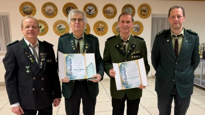 1. Gauschützenmeister Klaus Ketzler (1.v.l.) und 1. Schützenmeister Matthias Hartl (1.v.r.) übergeben die Urkunden an Ehrenschützenmeister Hermann Lang (2.v.r.) und Ehrenmitglied Reinhold Lang (2.v.l.) (Bild: Joachim Ries)