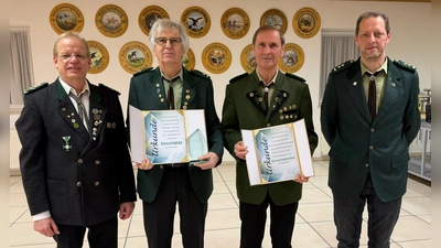1. Gauschützenmeister Klaus Ketzler (1.v.l.) und 1. Schützenmeister Matthias Hartl (1.v.r.) übergeben die Urkunden an Ehrenschützenmeister Hermann Lang (2.v.r.) und Ehrenmitglied Reinhold Lang (2.v.l.) (Bild: Joachim Ries)