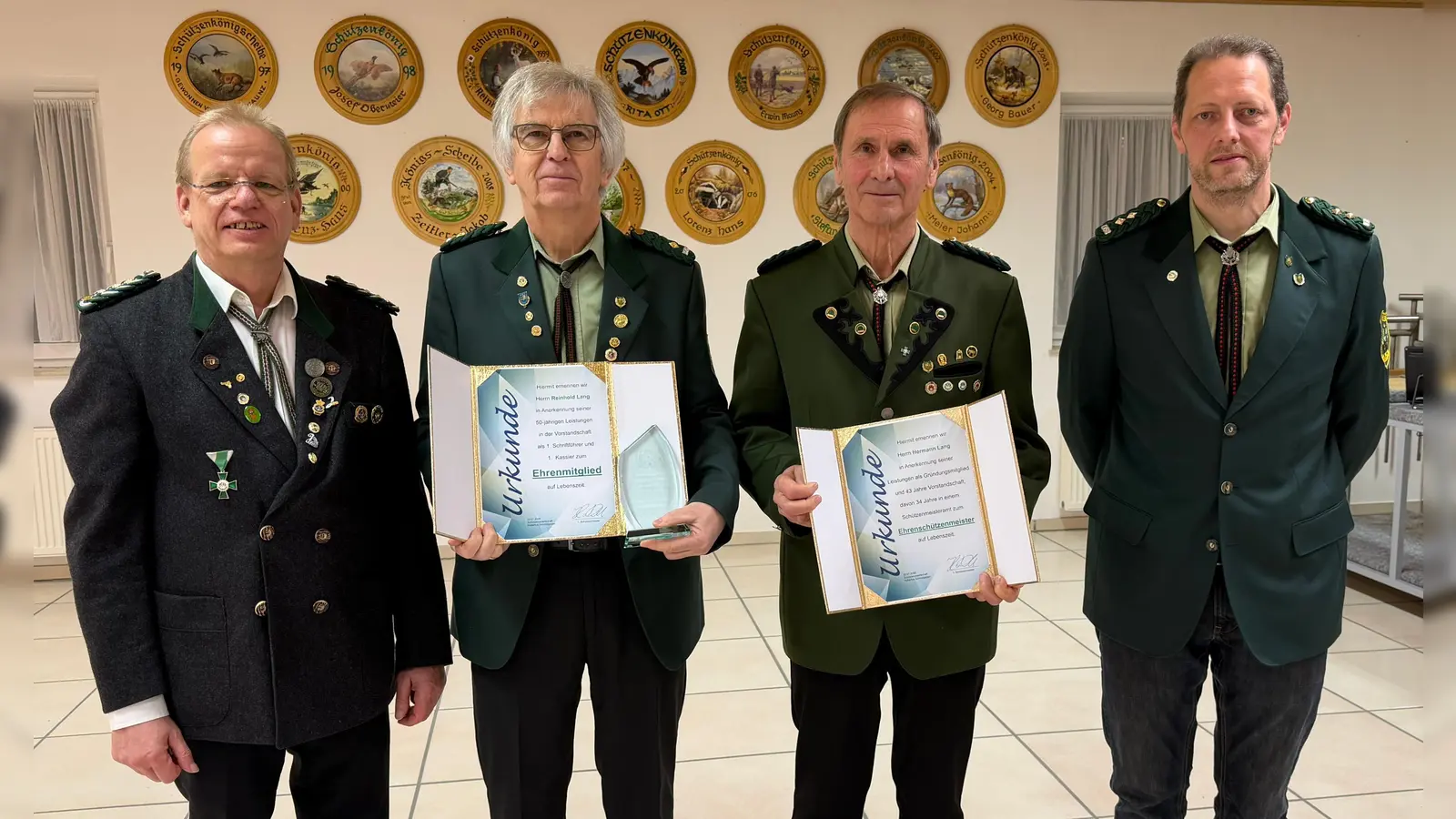 1. Gauschützenmeister Klaus Ketzler (1.v.l.) und 1. Schützenmeister Matthias Hartl (1.v.r.) übergeben die Urkunden an Ehrenschützenmeister Hermann Lang (2.v.r.) und Ehrenmitglied Reinhold Lang (2.v.l.) (Bild: Joachim Ries)
