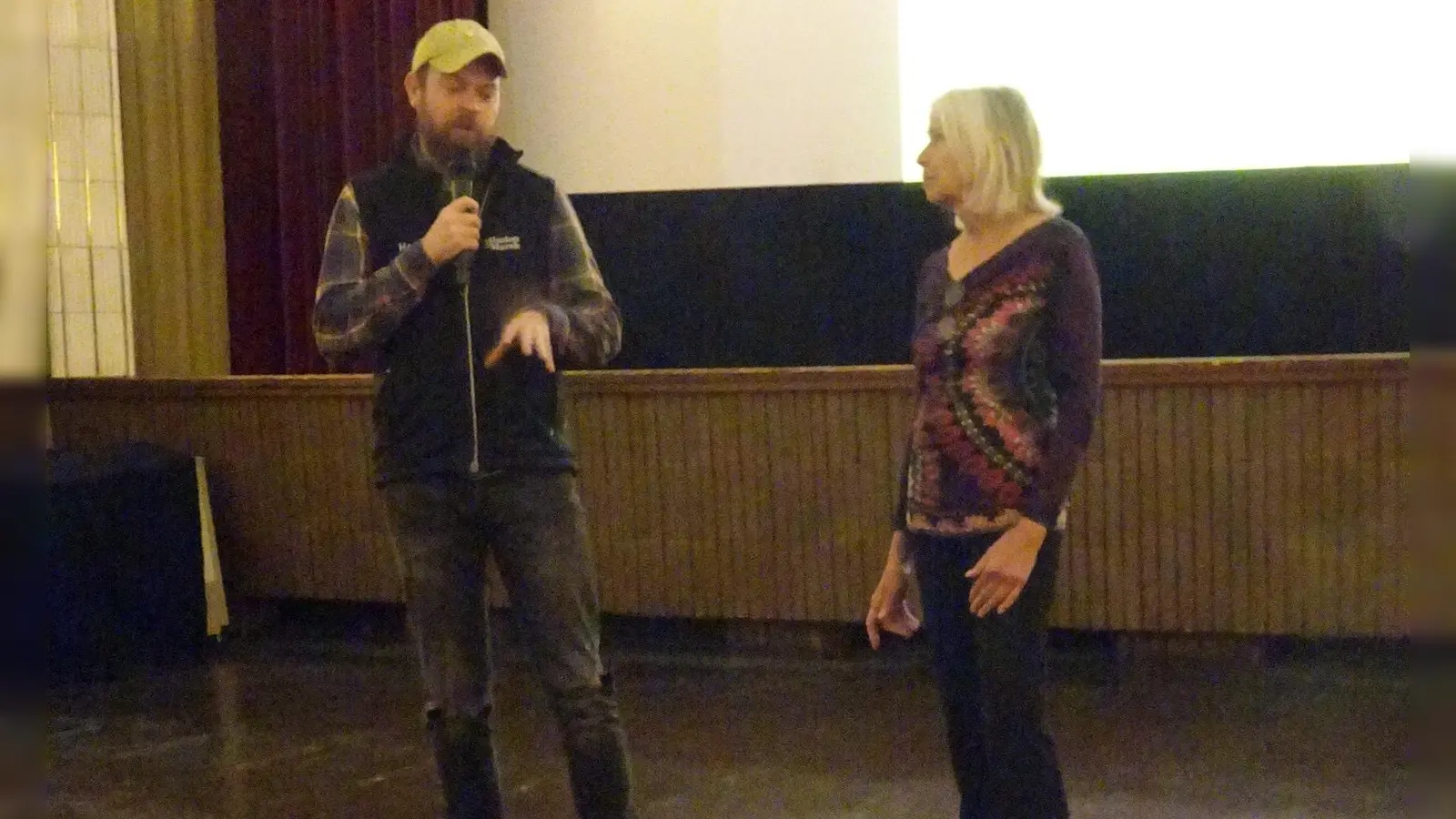 Alex Kornelsen( Filmemacher) und Beate May ( Vorsitzende BN AmbergSulzbach) (Bild: Bebbo Schuller)