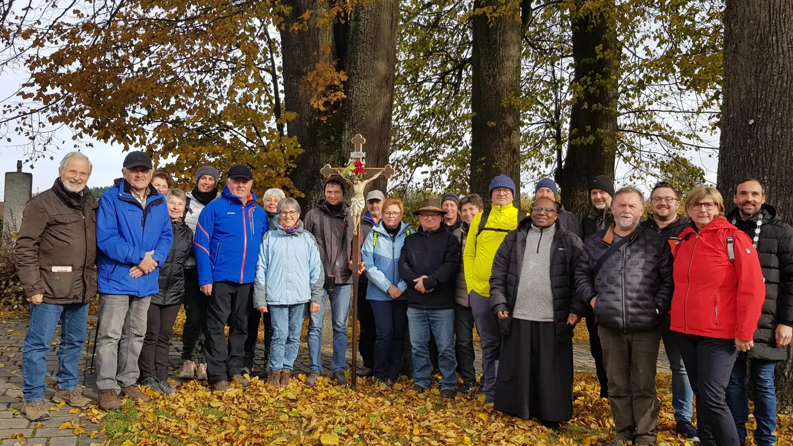 Eine Trausnitzer Pilgergruppe besuchte am Sonntag das Übersetzungsfest zur Wieskirche. Darüber freuten sich auch Bürgermeister Armin Bulenda (rechts) und Pfarrvikar Dr. Basil Bazir (Sechter von rechts) von der Pfarreiengemeinschaft Eslarn-Moosbach. (Bild: Peter Garreiss)