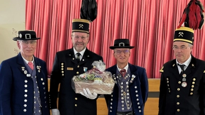 Die Vorsitzenden des Bergknappenvereins Armin Kraus und Martin Kernl überreichten den Vorsitzenden der Erz-und Eisenwalzerboum Wilhelm Ertel und Werner Pürner eine Brotzeit und einen Kasten Bier (Bild: Karin Kraus)