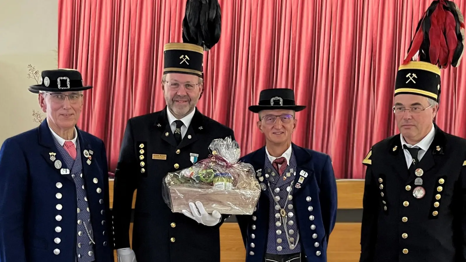 Die Vorsitzenden des Bergknappenvereins Armin Kraus und Martin Kernl überreichten den Vorsitzenden der Erz-und Eisenwalzerboum Wilhelm Ertel und Werner Pürner eine Brotzeit und einen Kasten Bier (Bild: Karin Kraus)