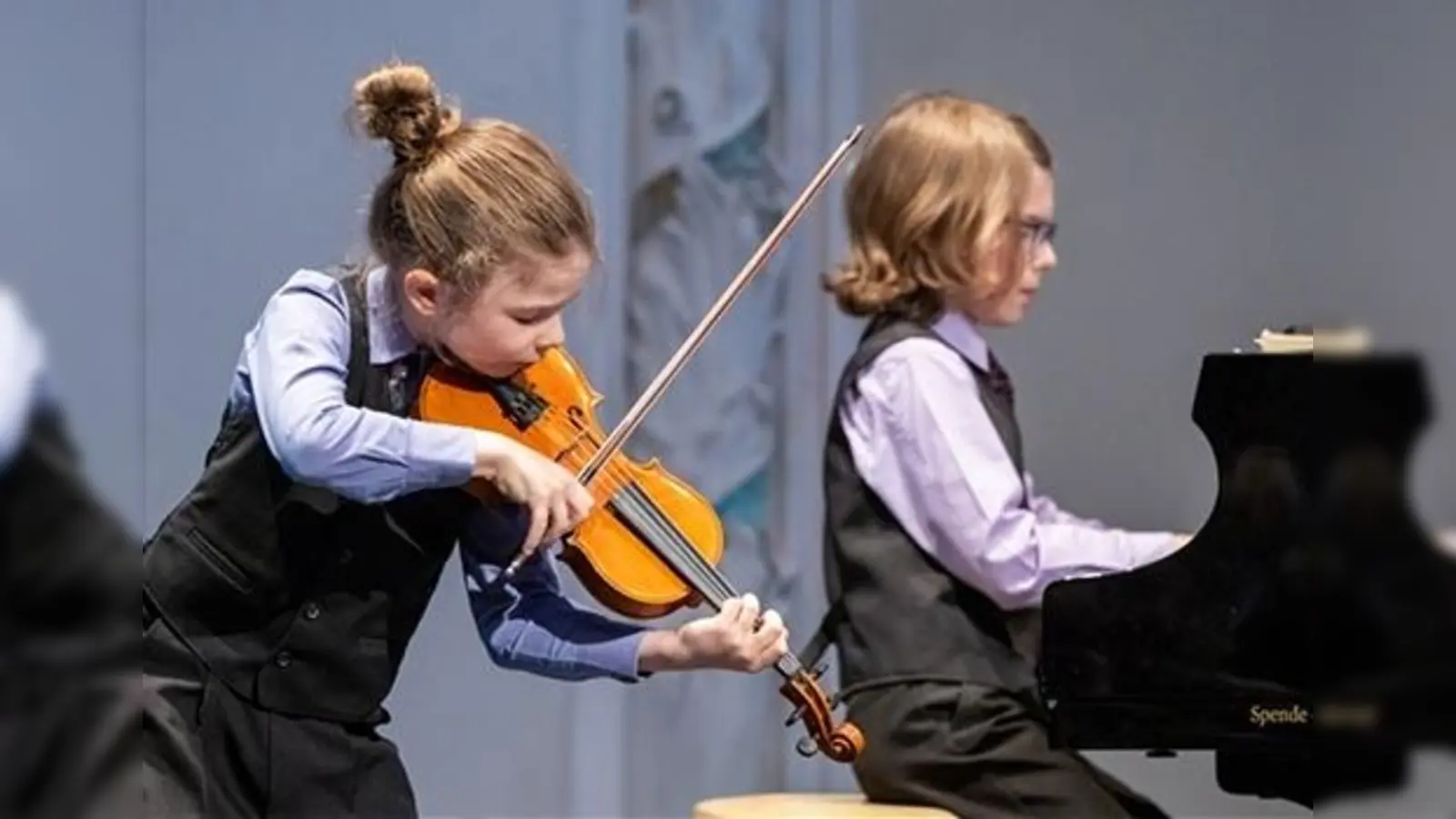 Maddox und Miles Marsollek gastieren am Samstag, 12. September, mit dem Konzert „Zwei kleine Mozarts – Wunderkinder von heute“ in der Kulturscheune Elbart in Freihung. (Bild: Simone Marsollek)