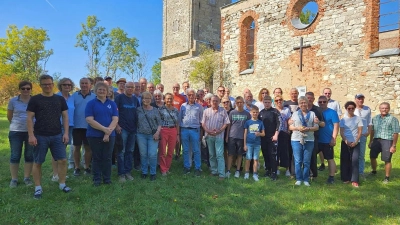 Vor der Kirchenruine von Hopfenohe stellten sich die Teilnehmer der GSG-Fahrt zum Erinnerungsbild. (Bild: Joachim Gebhardt )