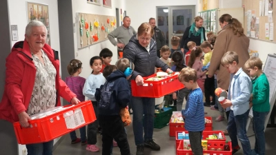 Fleißig verpacken die Mädchen und Buben der Waldthurner Grundschule die gespendet Waren in die Körbe der Vohenstraußer Tafel. (Bild: Franz Völkl)
