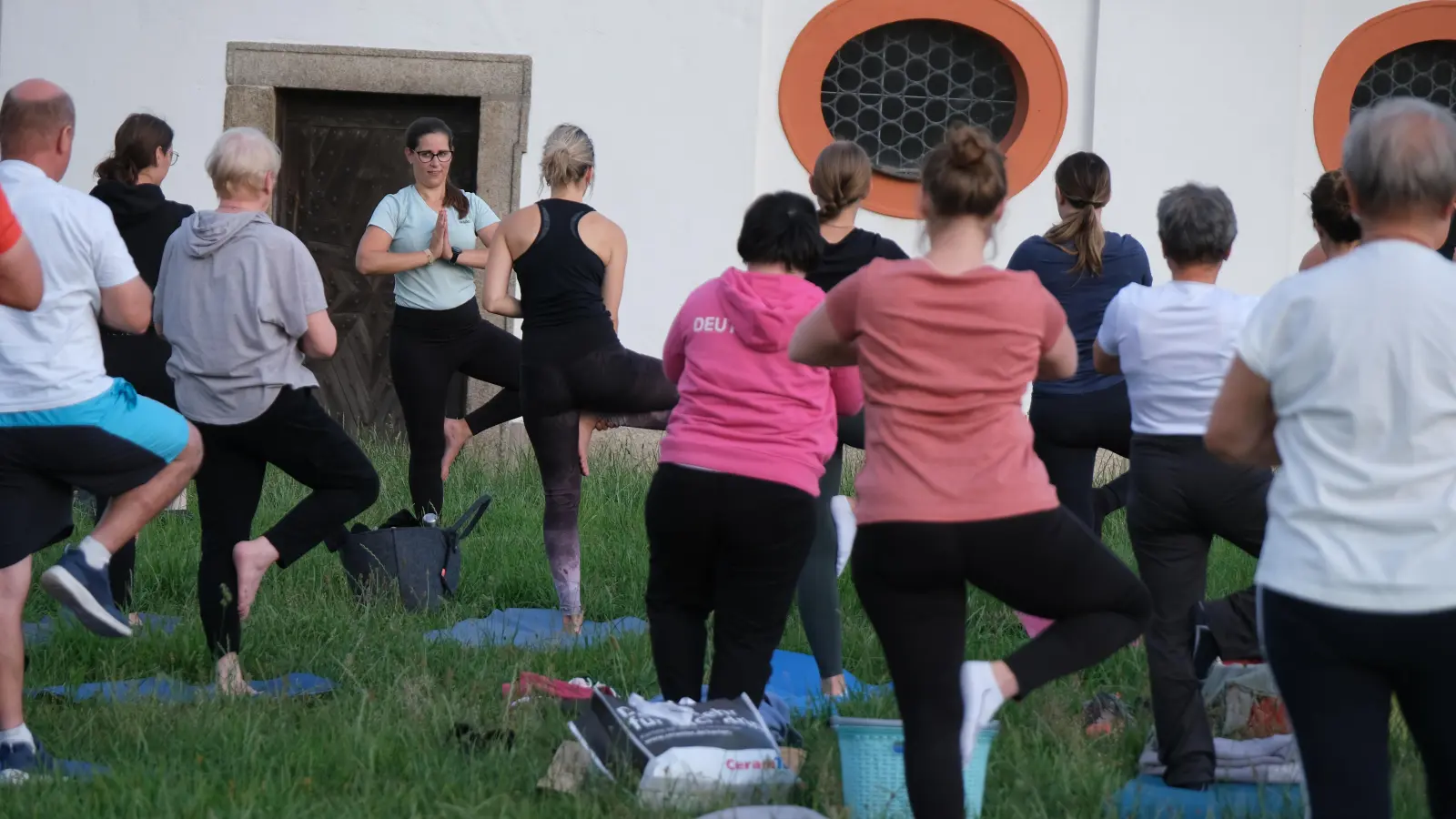 Großen Zuspruch fand das Spendenyoga bei der Kappl. Der Förderverein durfte sich über einen stattlichen Erlös freuen. (Bild: Bernhard Eckstein )