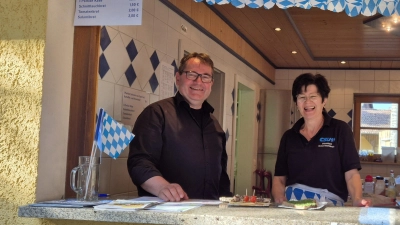 1. Bürgermeister Dr. Alexander Goller servierte Bürgermeisterbrote. Rechts daneben Irmi Bauer, Ortsvorsitzende und 2. Bürgermeisterin. (Bild: Rebecca König)