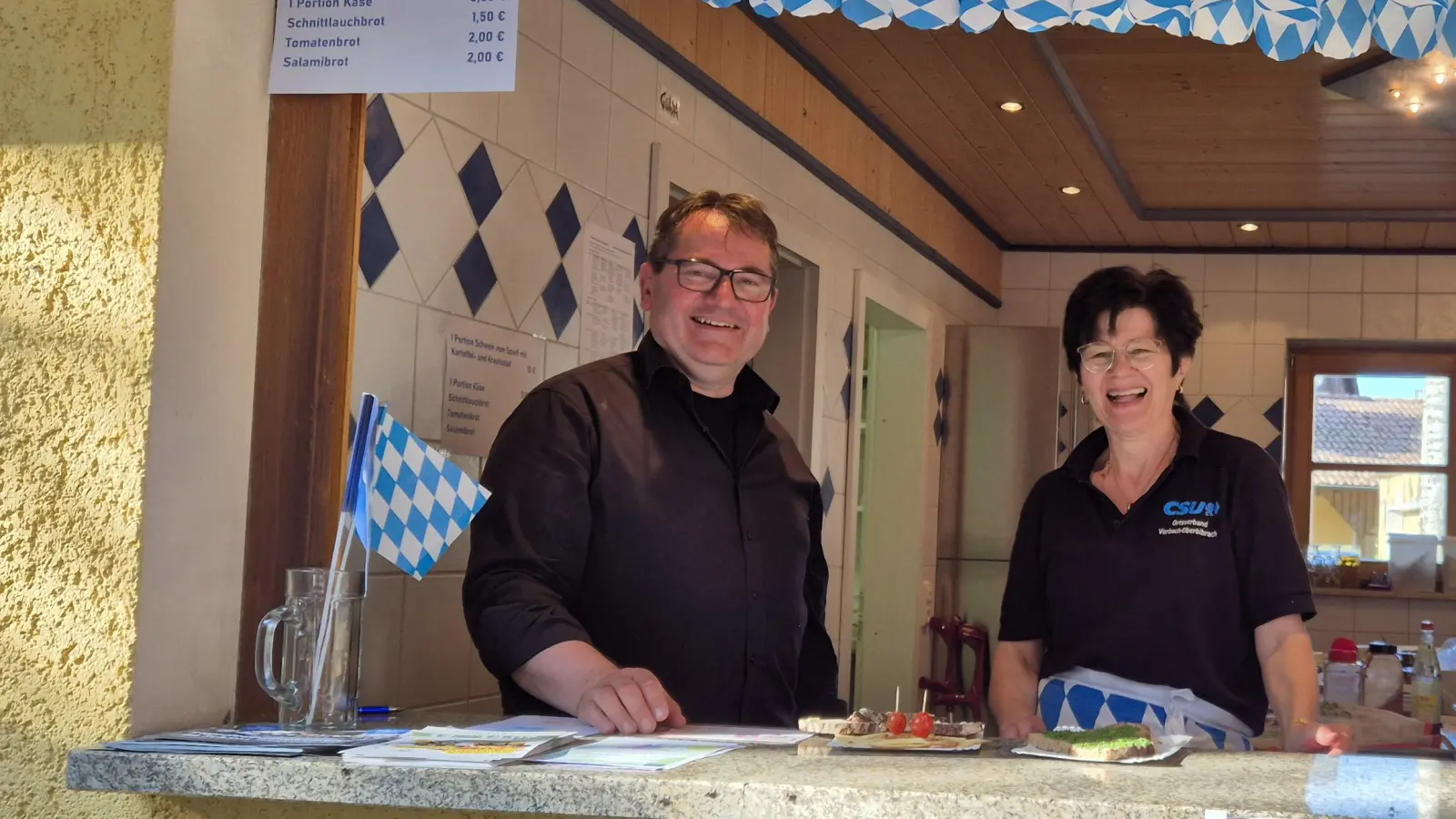 1. Bürgermeister Dr. Alexander Goller servierte Bürgermeisterbrote. Rechts daneben Irmi Bauer, Ortsvorsitzende und 2. Bürgermeisterin. (Bild: Rebecca König)