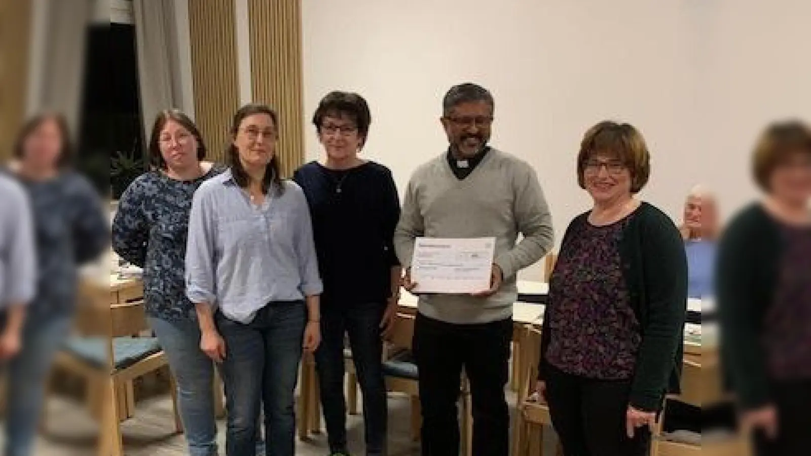 Spendenübergabe des KDFB Kaimling an Pater Jo. (Bild: Petra Reil)