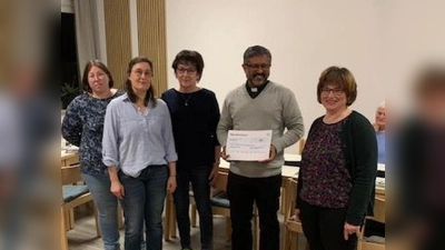 Spendenübergabe des KDFB Kaimling an Pater Jo. (Bild: Petra Reil)