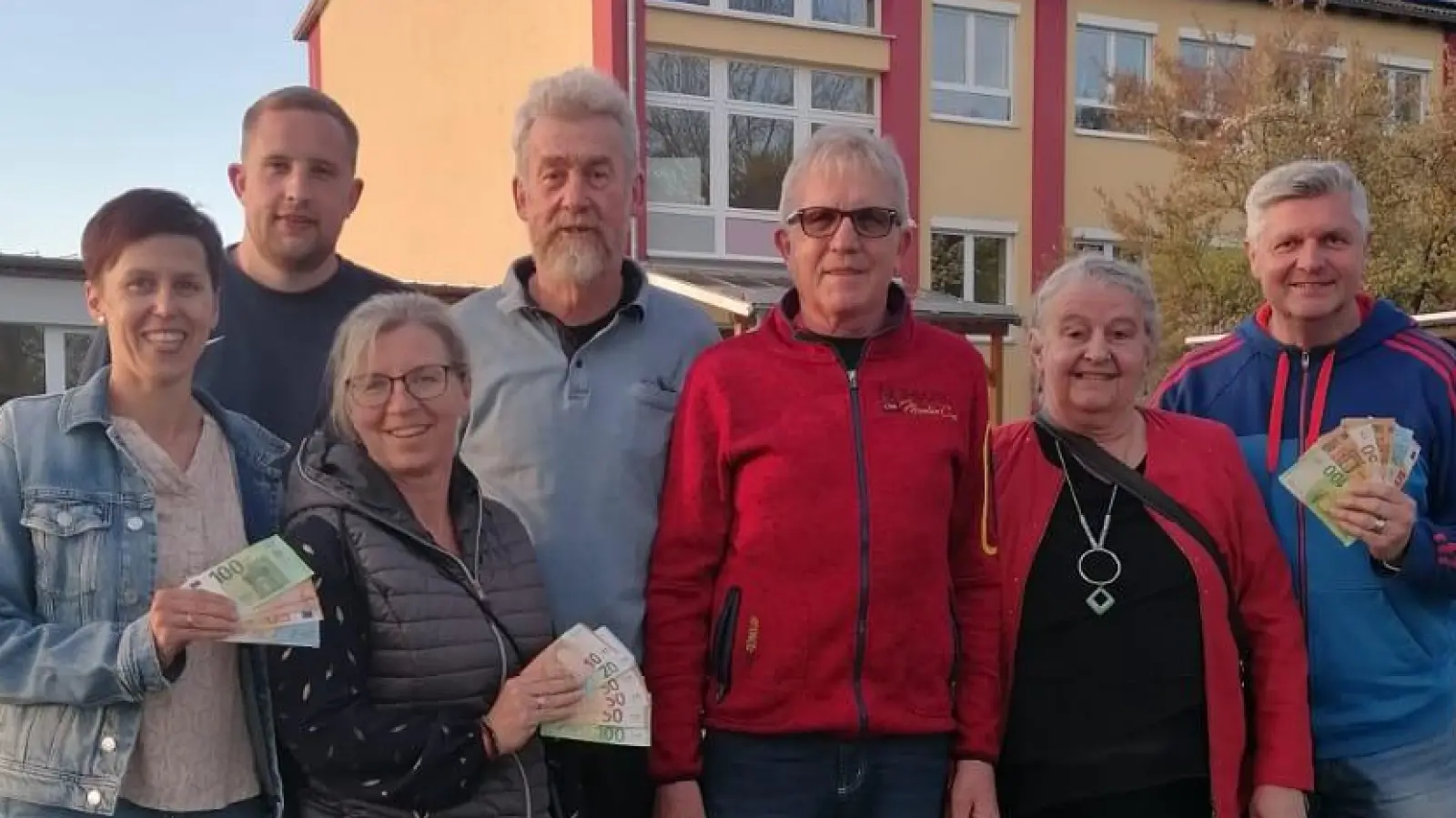 Im Bild (vlnr) Kathrin Schweiger, Lukas Groher, Carmen Kräml, Hubert Schwindl, Walter Perl, Gabi Fraunholz, Wolfgang Busch (Bild: Gabi Fraunholz)