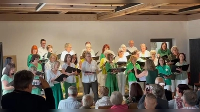 Gemischter Chor in Aktion beim Sommerkonzert  (Bild: Brigitta Schultz )