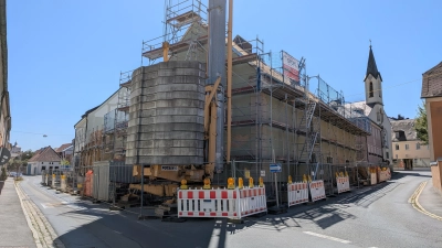 Blick auf die Baustelle des Luitpold-Theaters. Auf Grund von Kanalarbeiten ist dort ab 24.8. eine Durchfahrt nicht mehr möglich – auch nicht Richtung Luitpoldplatz. (Bild: Mirko Streich)