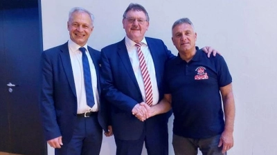 Thorsten Grädler und Wolfgang Kraus sagen Hans-Martin-Schertl ,,Herzlichen Dank”. (Bild: Franz Zeilmann)