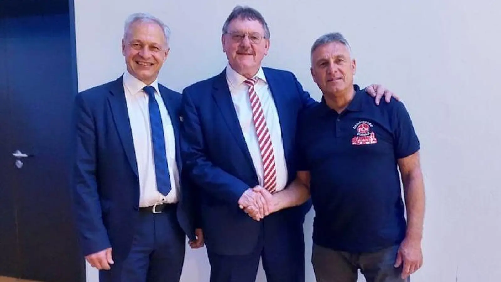 Thorsten Grädler und Wolfgang Kraus sagen Hans-Martin-Schertl ,,Herzlichen Dank”. (Bild: Franz Zeilmann)