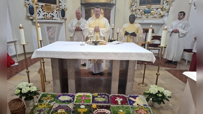 Pfarrer Udo Klösel zelebrierte Pfarrvikar Dr. Basil Bazir Ngwega, Gemeindereferent Benedikt Eckert und Diakon Herbert Sturm die Messfeier. Ein Blickfang waren die in Pizzaschachteln integrierte Blumenarrangements. (Bild: Karl Ziegler)