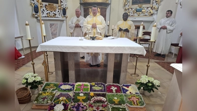 Pfarrer Udo Klösel zelebrierte Pfarrvikar Dr. Basil Bazir Ngwega, Gemeindereferent Benedikt Eckert und Diakon Herbert Sturm die Messfeier. Ein Blickfang waren die in Pizzaschachteln integrierte Blumenarrangements. (Bild: Karl Ziegler)