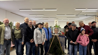 Züchter und Ehrengäste stellten sich bei der Eröffnung zu einem Gruppenfoto auf. (Bild: Reinhold Strobl)