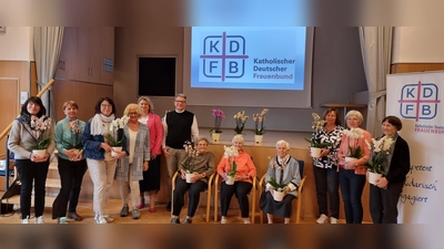 Die geehrten Mitglieder bei der Jahreshauptversammlung des KDFB St. Konrad zusammen mit Monika Peter (Sprecherin des Vorstandsteams, Kerstin Aufschneider (stellv. Diözesanvorsitzende) und Michael. Jakob (Pfarrer).  (Bild: Marion Burnikel)