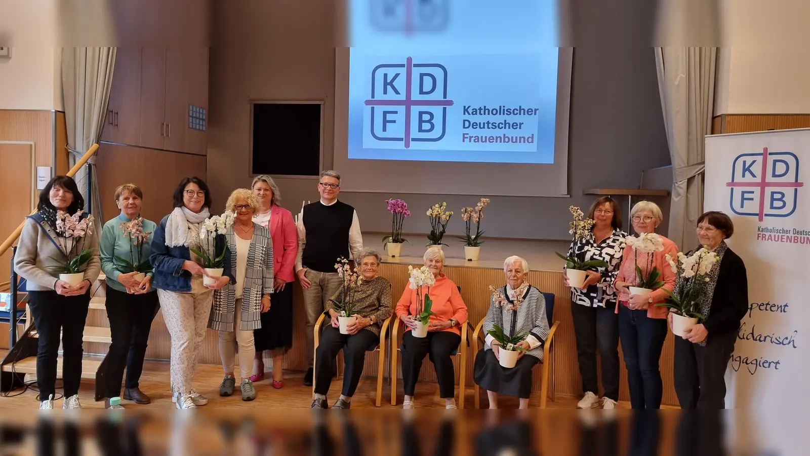 Die geehrten Mitglieder bei der Jahreshauptversammlung des KDFB St. Konrad zusammen mit Monika Peter (Sprecherin des Vorstandsteams, Kerstin Aufschneider (stellv. Diözesanvorsitzende) und Michael. Jakob (Pfarrer).  (Bild: Marion Burnikel)