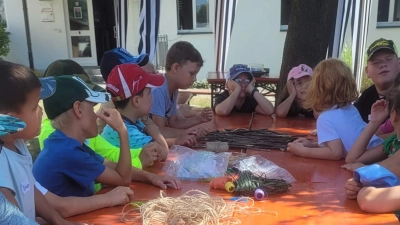 Beim Basteln im Pfarrgarten fertigten die Kinder mit Schrumpffolie und Naturmaterialien viele originelle Kunstwerke, die sie am Ende mit nach Hause nehmen durften. (Bild: Katja Benaburger)