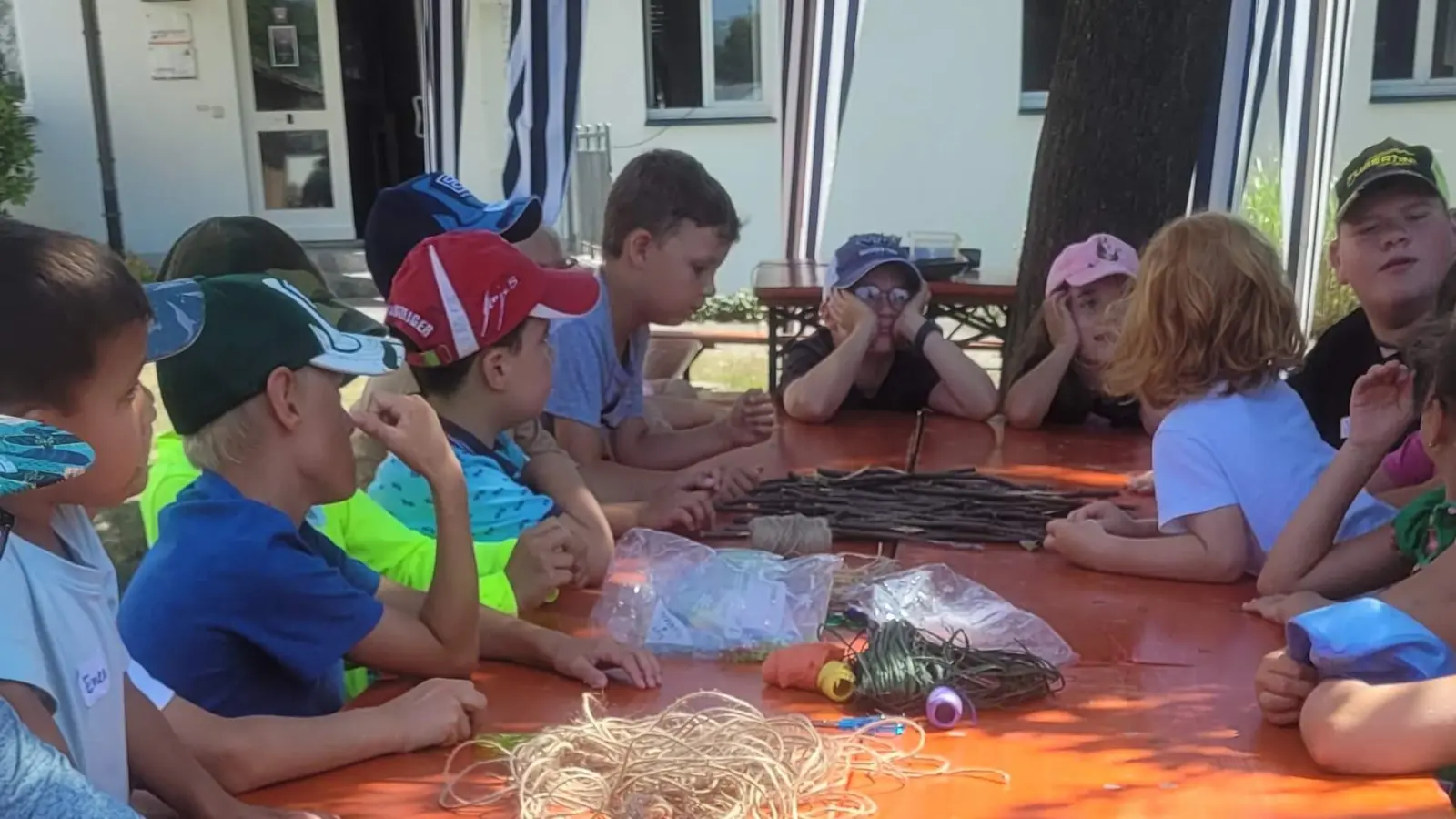 Beim Basteln im Pfarrgarten fertigten die Kinder mit Schrumpffolie und Naturmaterialien viele originelle Kunstwerke, die sie am Ende mit nach Hause nehmen durften. (Bild: Katja Benaburger)