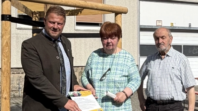 Nach der Enthüllung präsentierten Bürgermeister Stefan Grillmeier, Monika Beer-Helm und Werner Männer die neue Gedenktafel. (Bild: Andrea Forte)