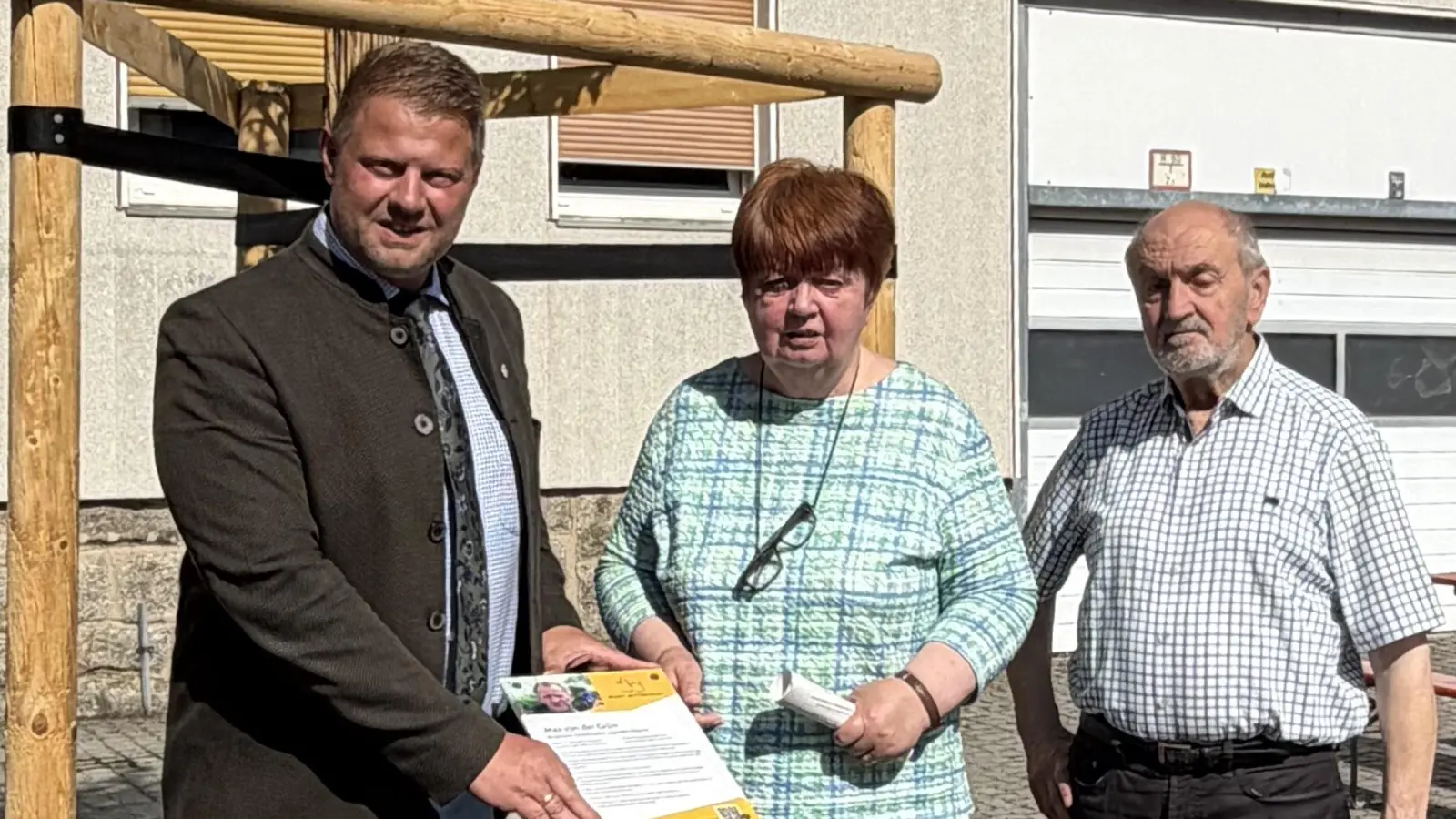 Nach der Enthüllung präsentierten Bürgermeister Stefan Grillmeier, Monika Beer-Helm und Werner Männer die neue Gedenktafel. (Bild: Andrea Forte)
